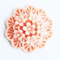 Kaboszon z żywicy rozetka różowa Kaboszon z żywicy rozetka różowa