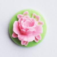 Kaboszon różowy kwiat na zielonym tle Kaboszon różowy kwiat na zielonym tle