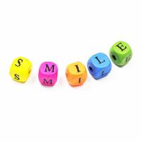 Koraliki drewniane kolorowe literki Koraliki drewniane kolorowe literki