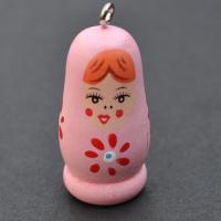 Zawieszka matrioszka drewniana różowa Zawieszka matrioszka drewniana różowa