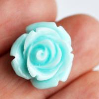 Kaboszon róża jasnoniebieska 15 mm Kaboszon róża jasnoniebieska 15 mm