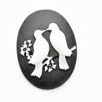 Kaboszon gołąbki białe na czarnym tle