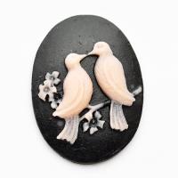 Kaboszon gołąbki różowe na czarnym tle