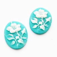 Kaboszon 18 x 13 mm biały kwiatek na niebieskim tle